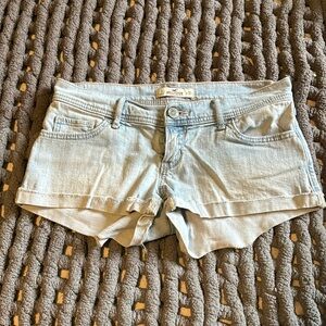 Hollister low rise Jean shorts.